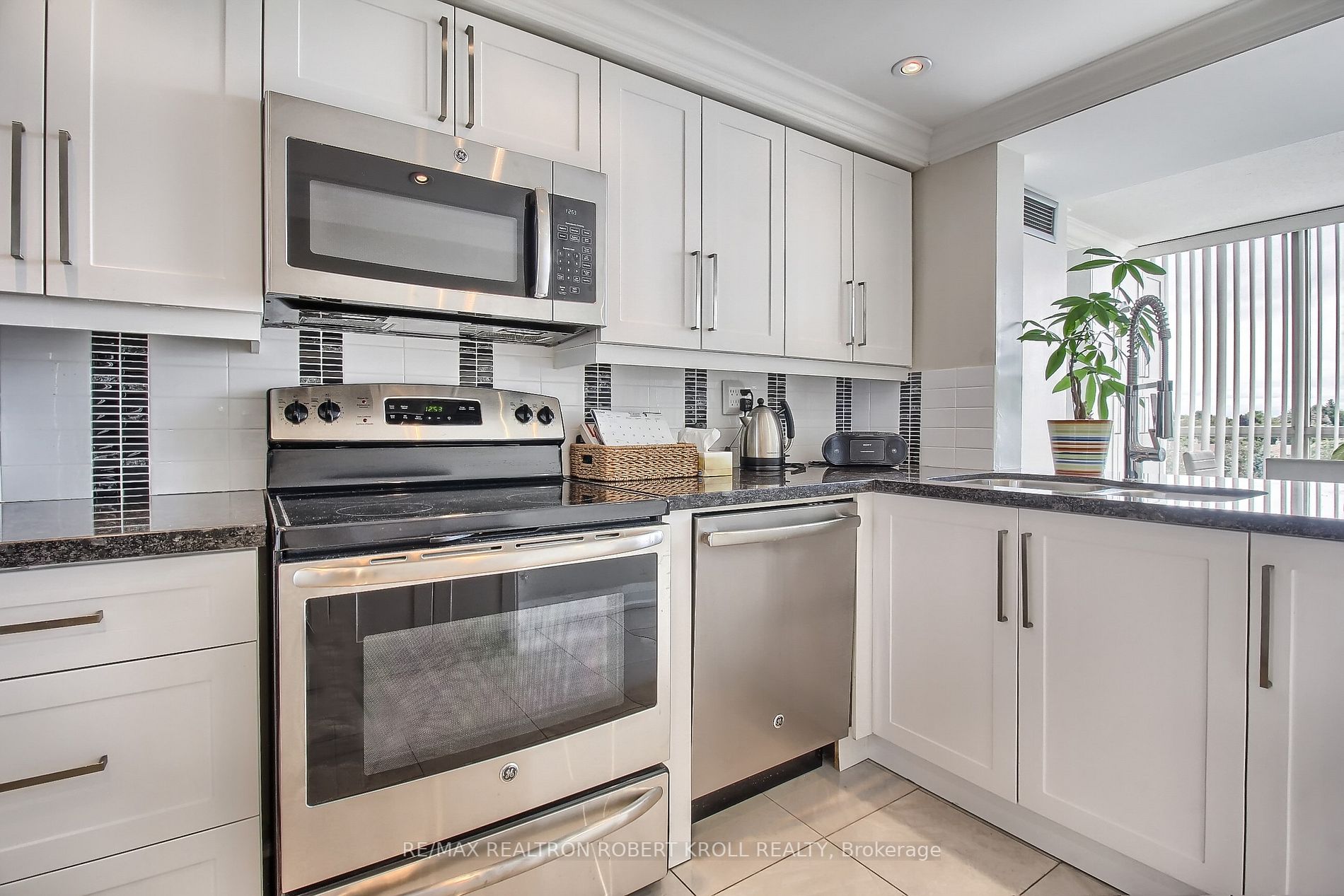 7300 Yonge St, #701
