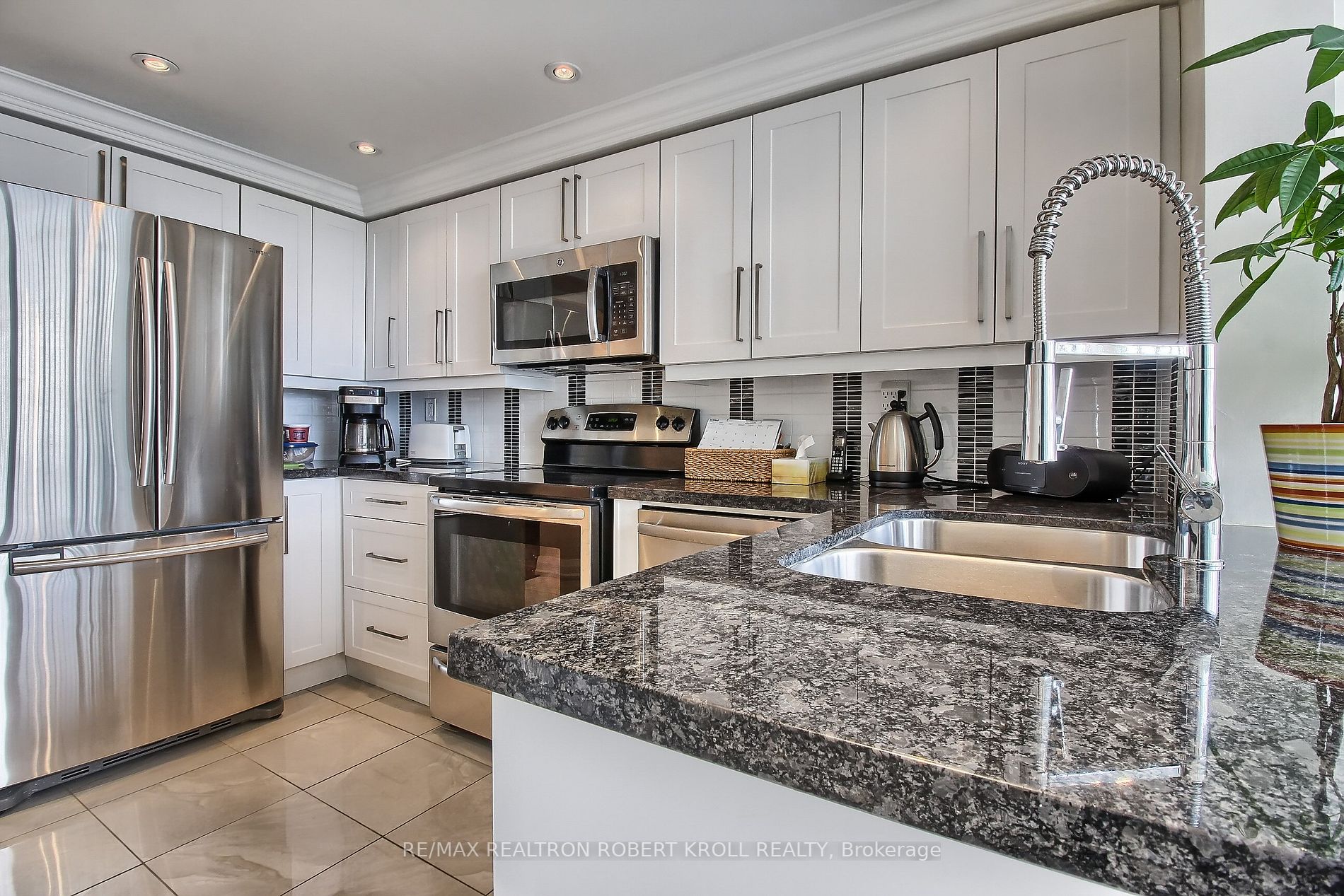 7300 Yonge St, #701