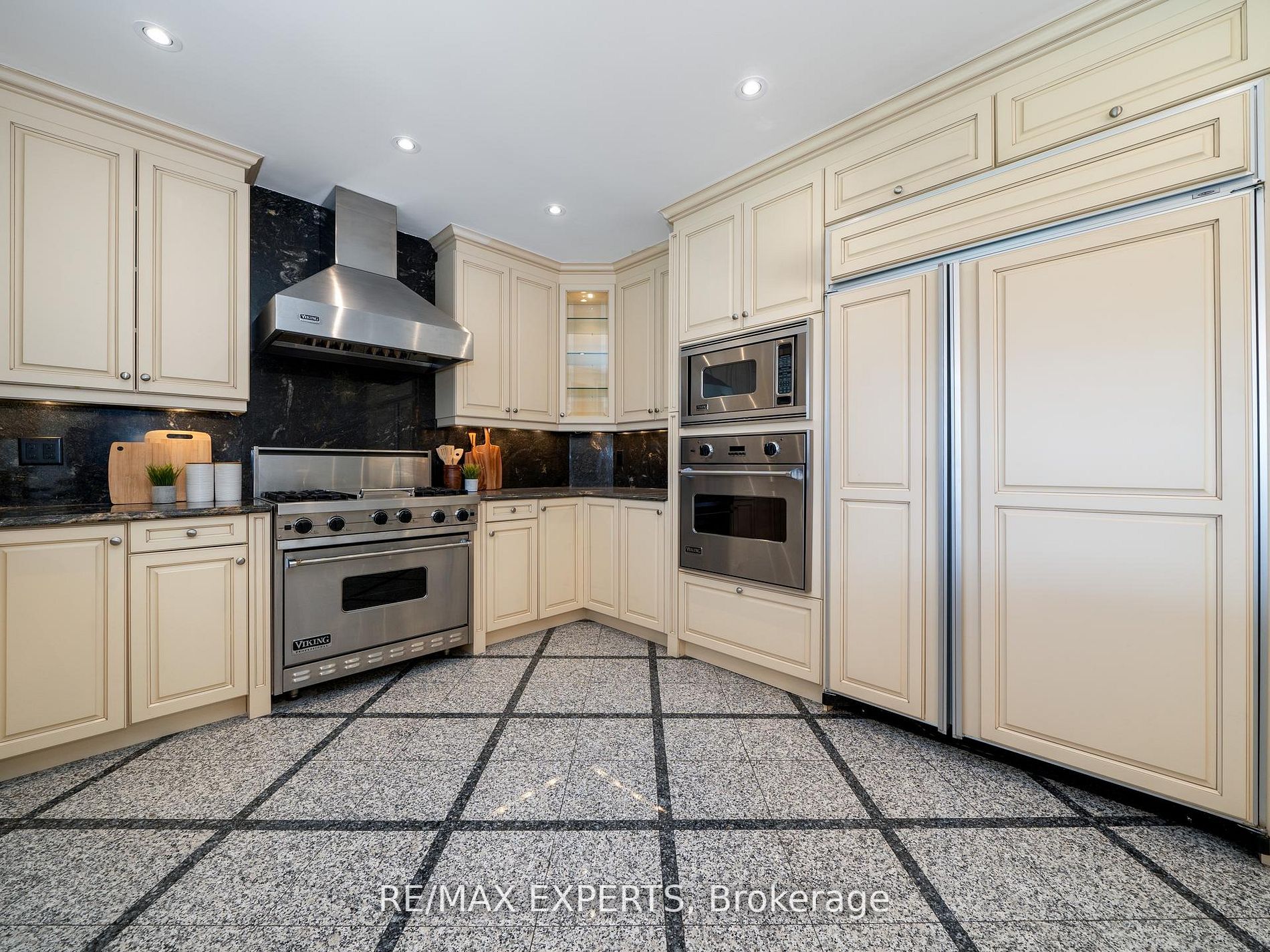 16 Noble St