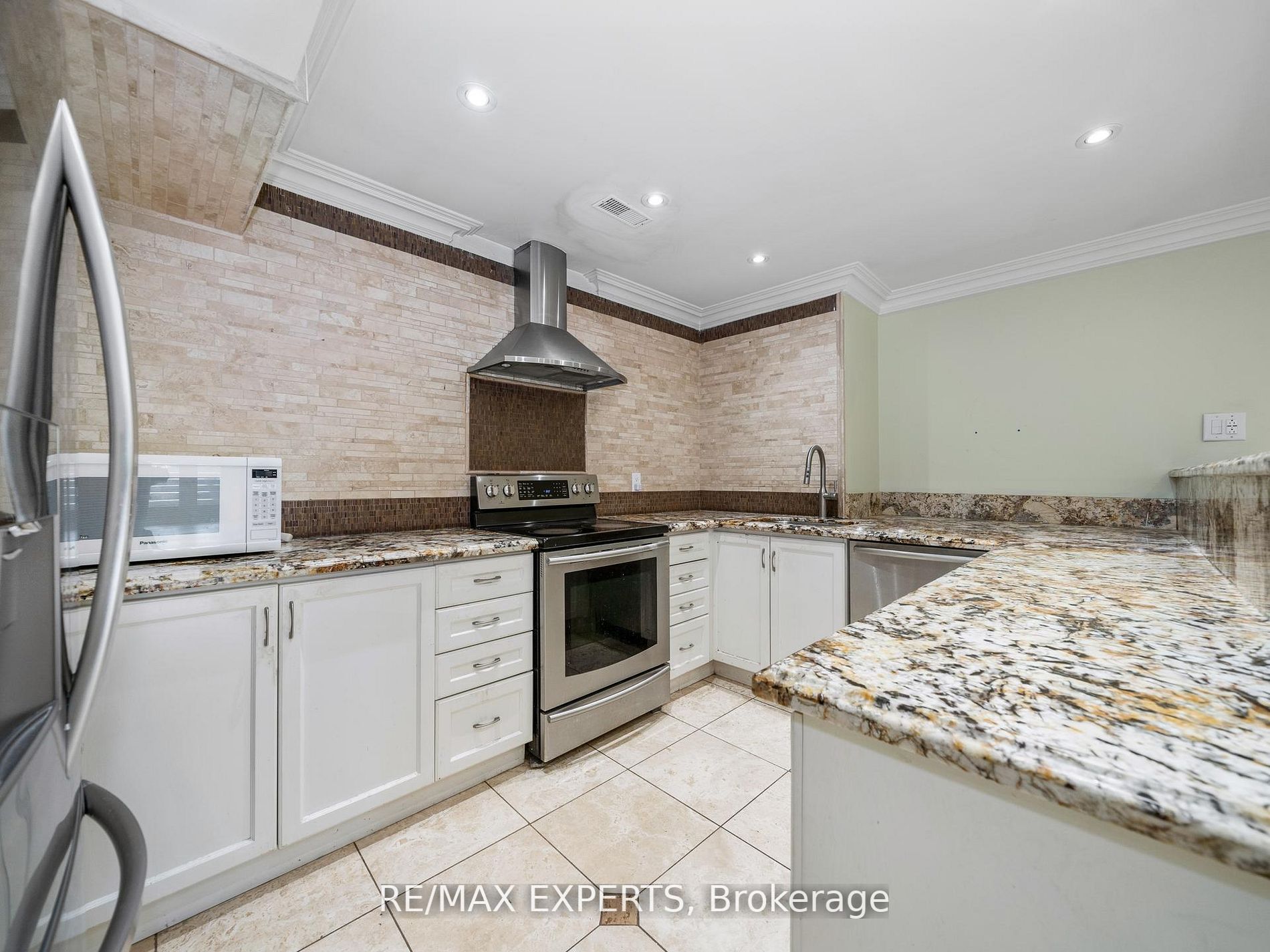 16 Noble St