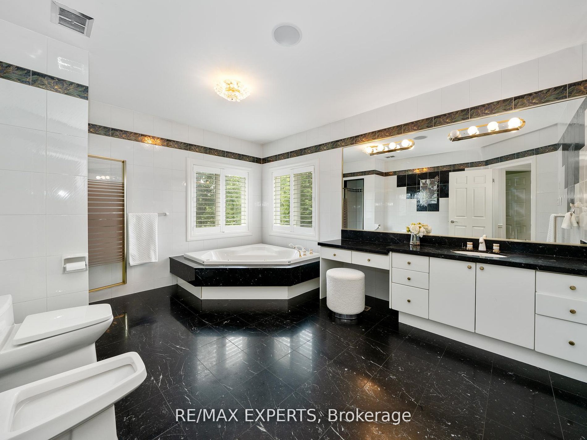 16 Noble St