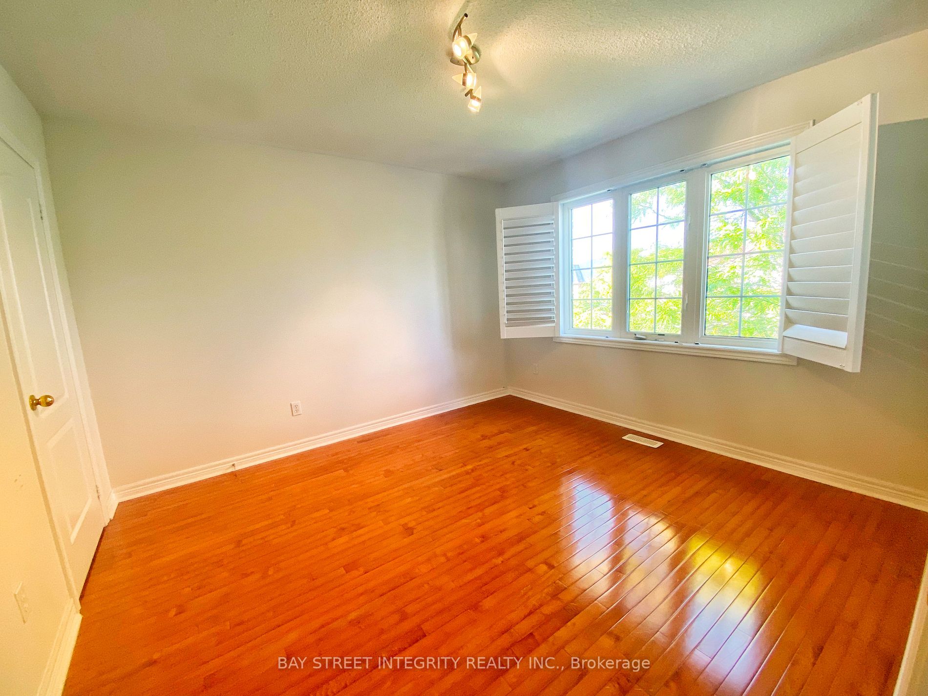 114 Red River Cres, #Main