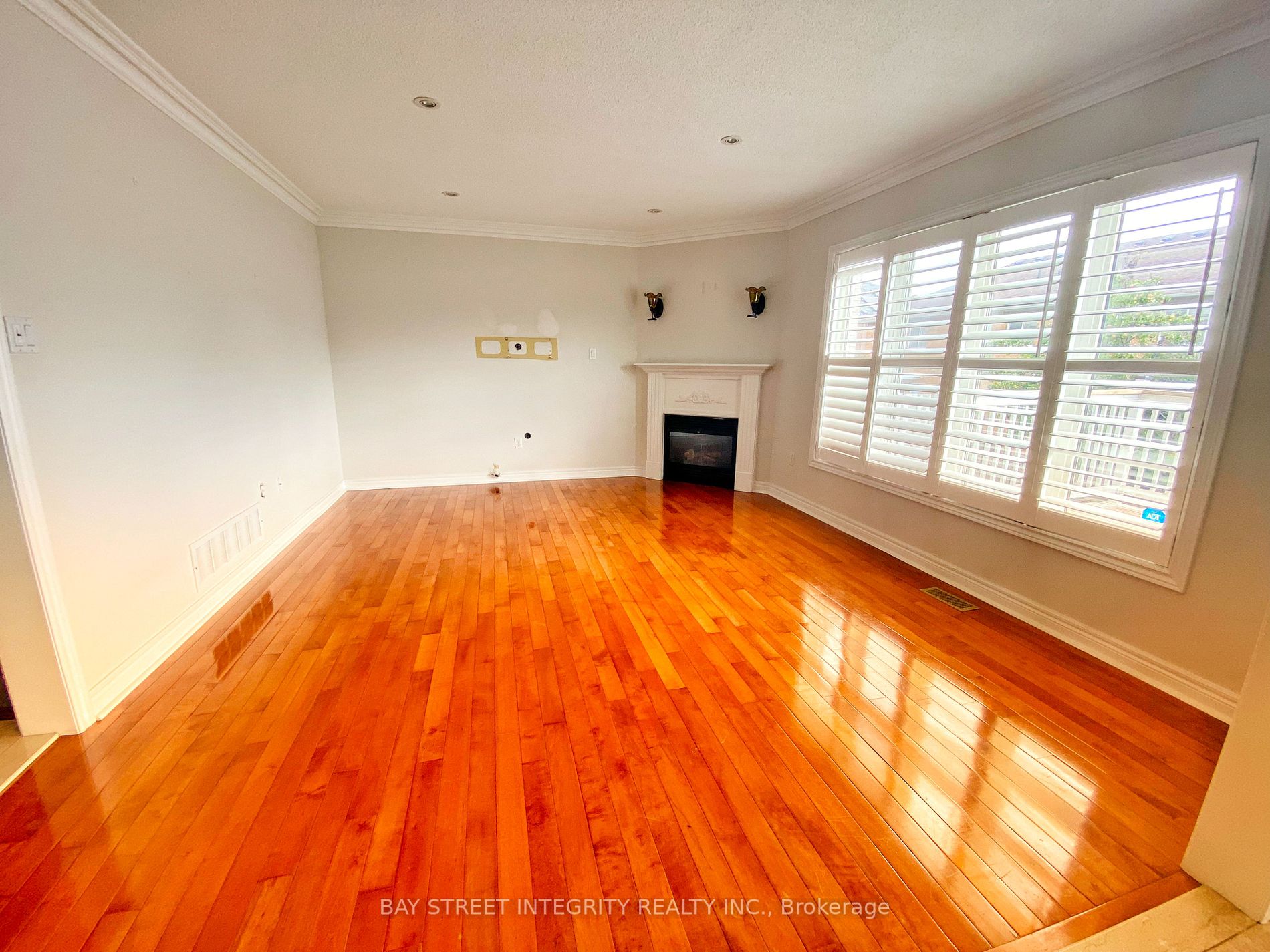 114 Red River Cres, #Main