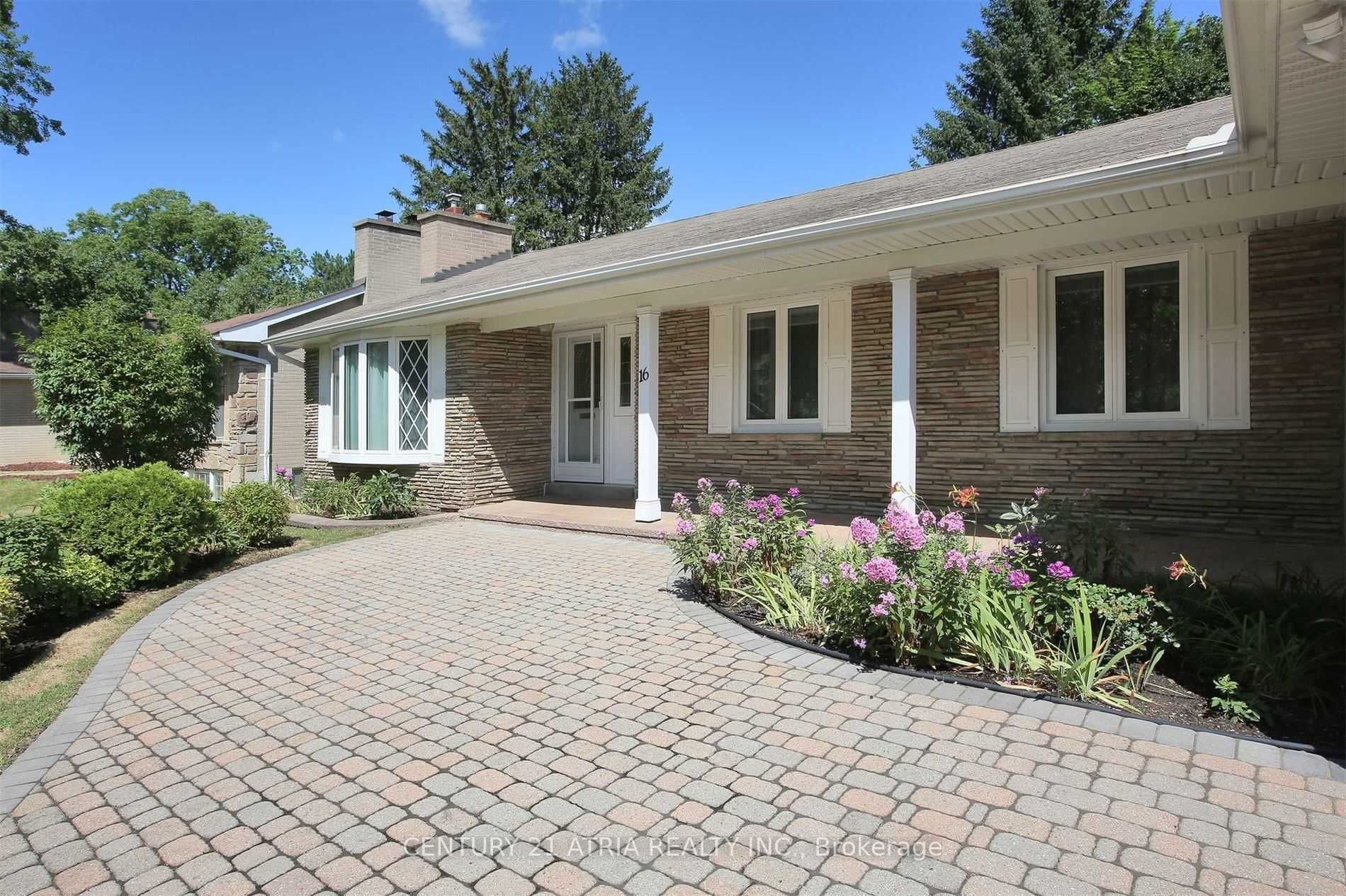 16 Brightbay Cres