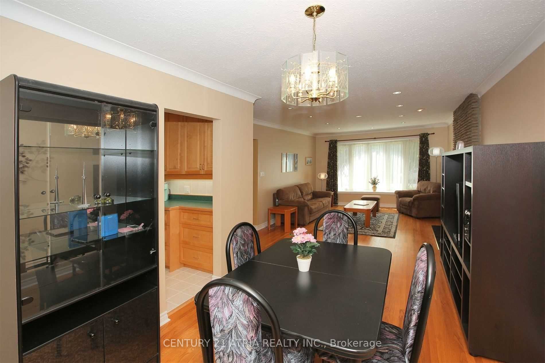 16 Brightbay Cres