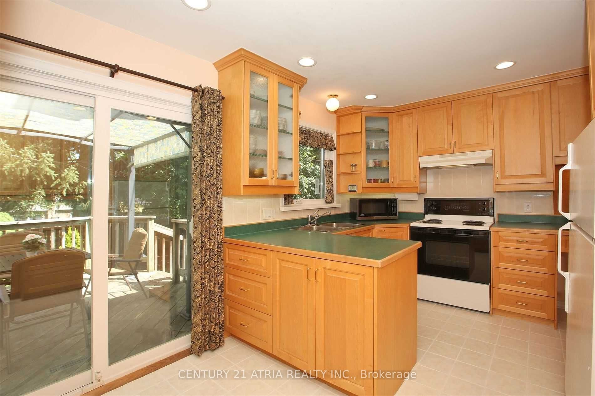 16 Brightbay Cres