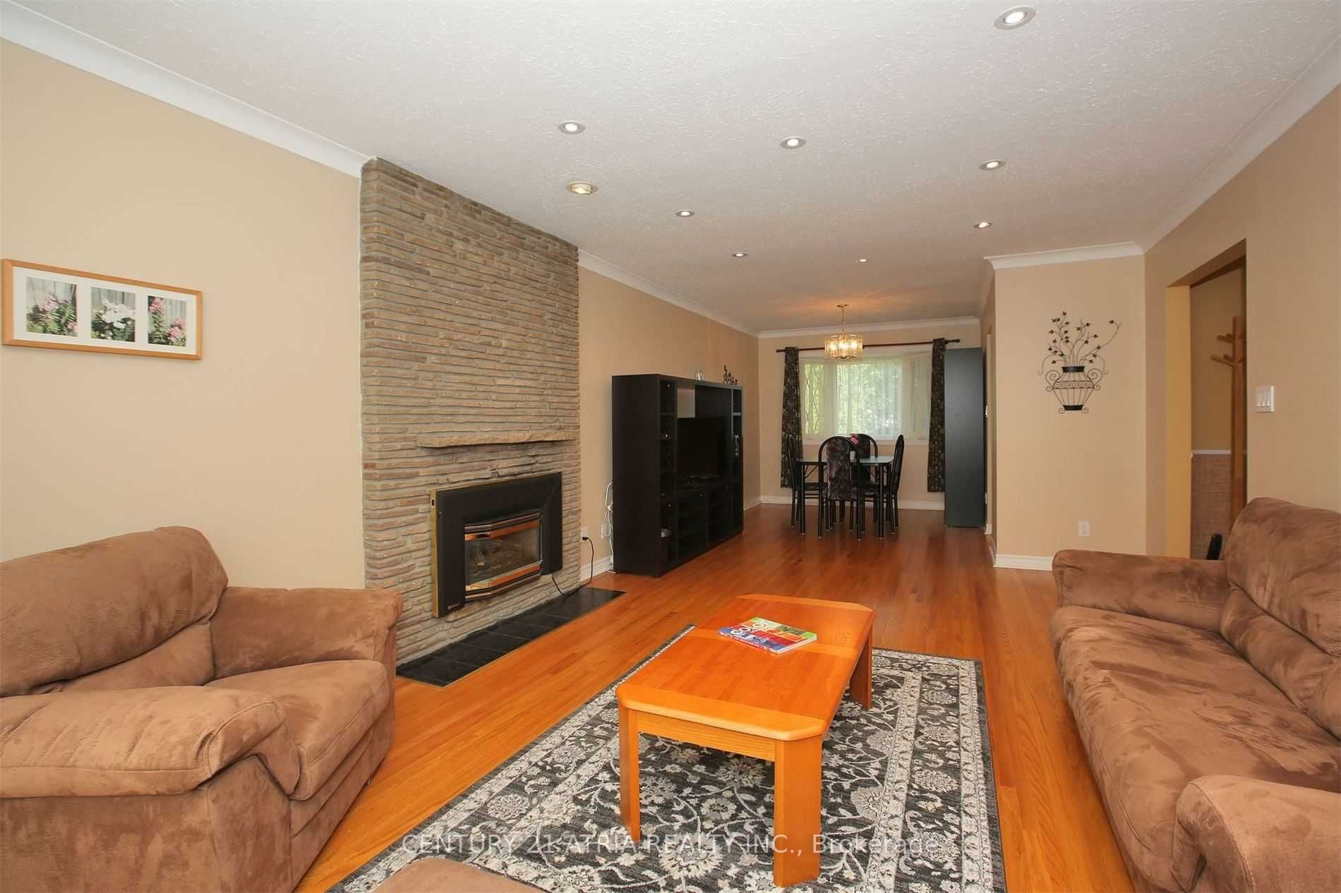 16 Brightbay Cres