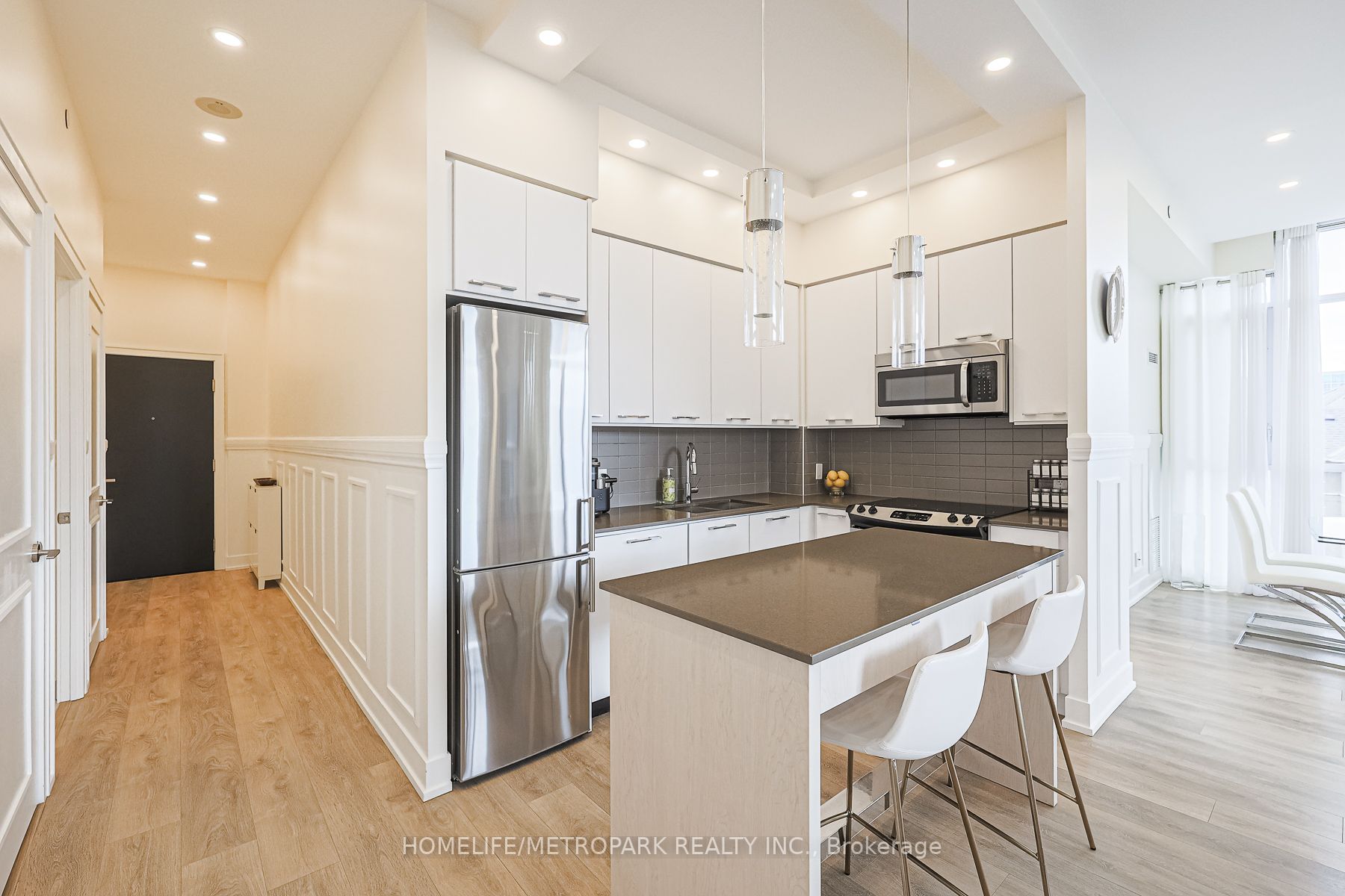 9471 Yonge St, #303