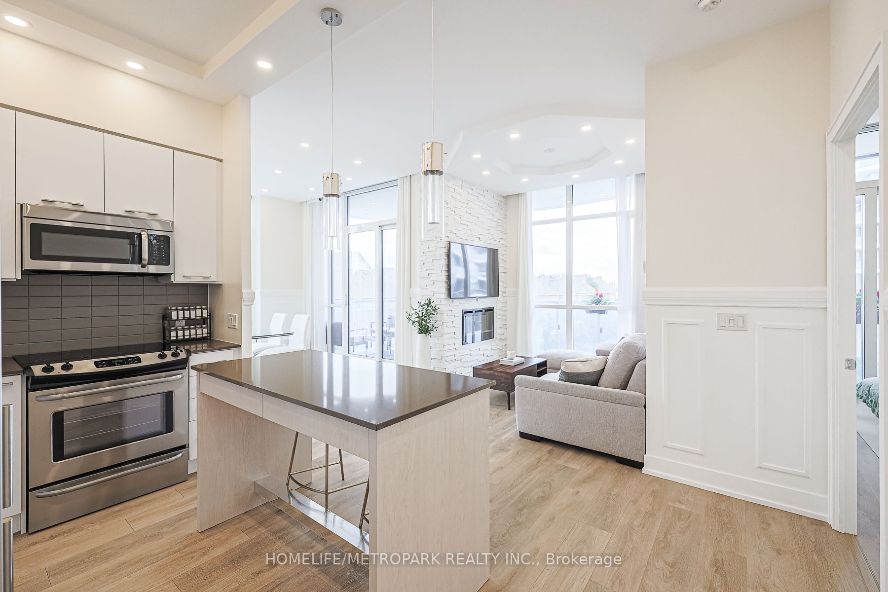 9471 Yonge St, #303