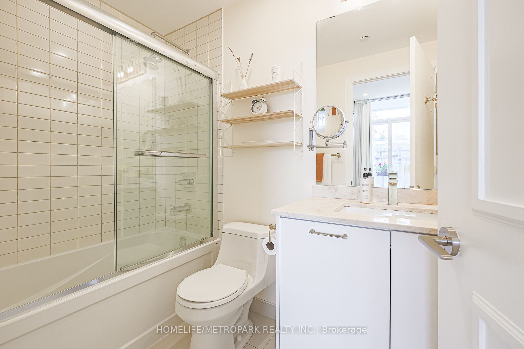 9471 Yonge St, #303