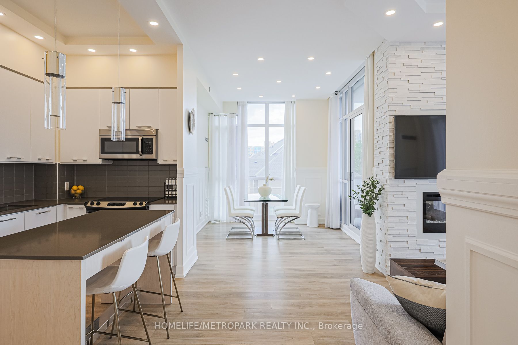 9471 Yonge St, #303