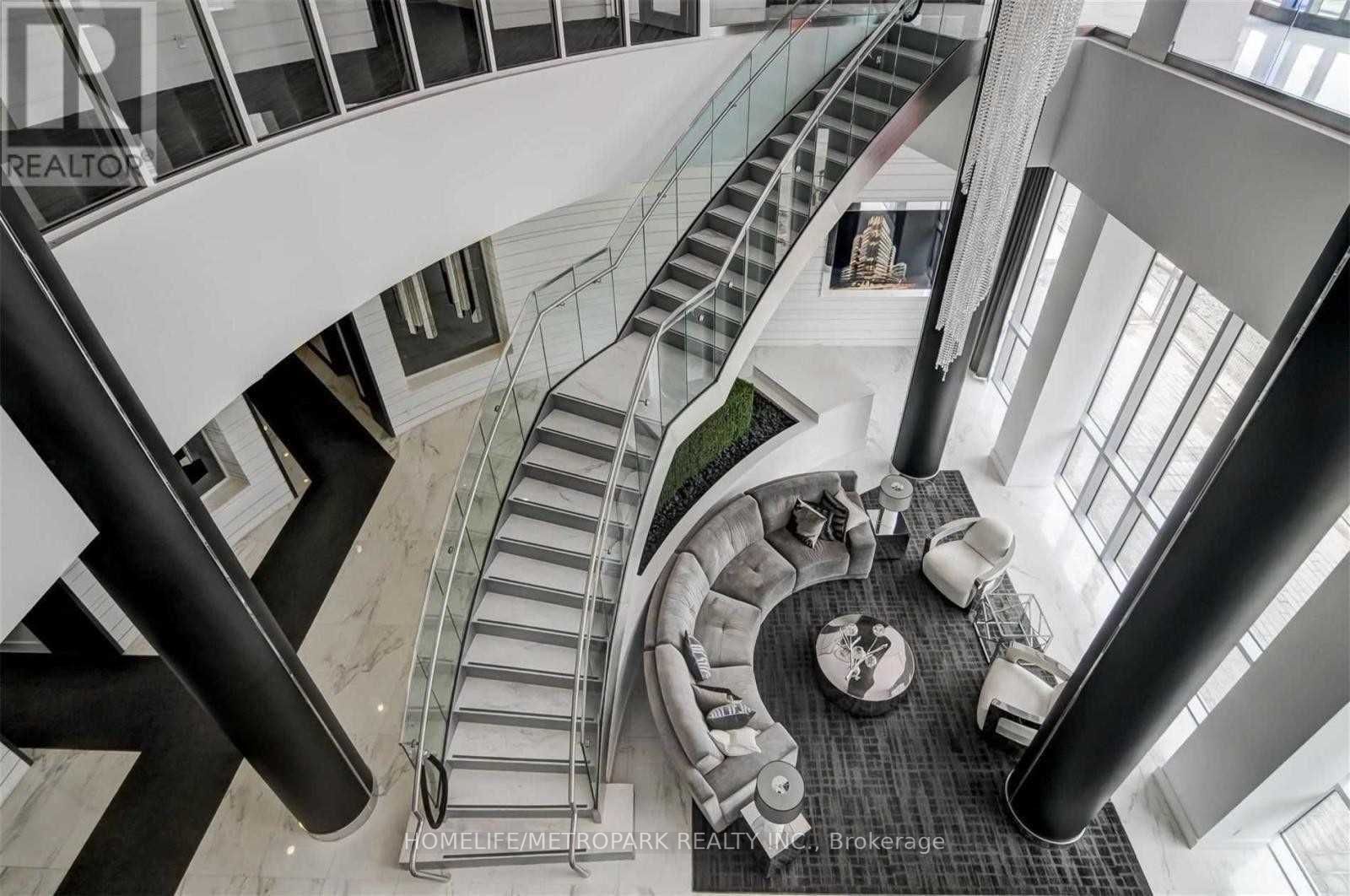 9471 Yonge St, #303