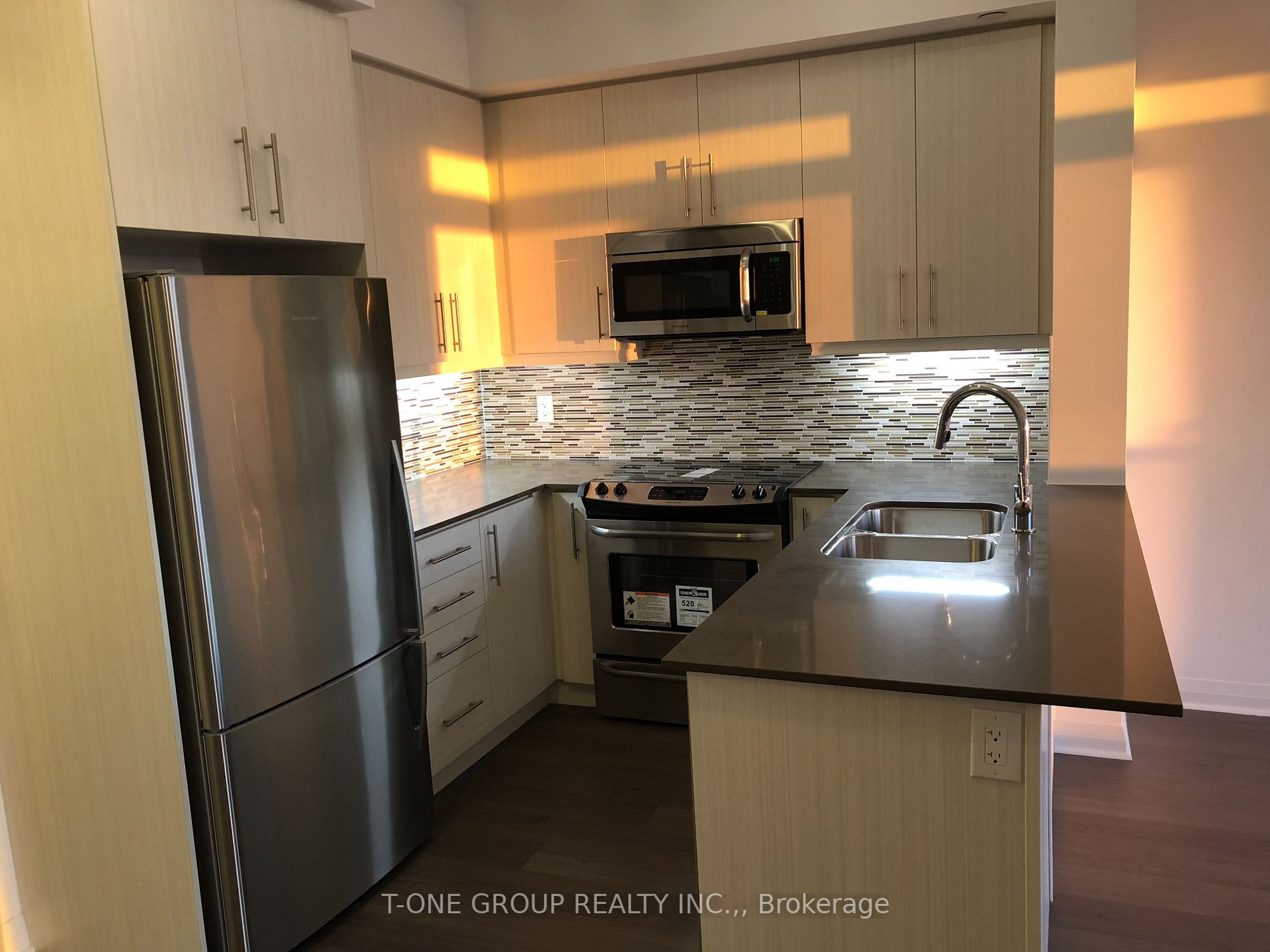 55 Oneida Cres, #907