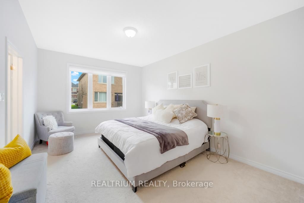 64 Falconridge Terr