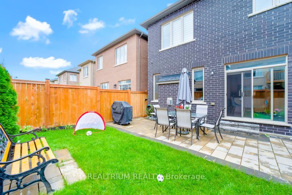64 Falconridge Terr