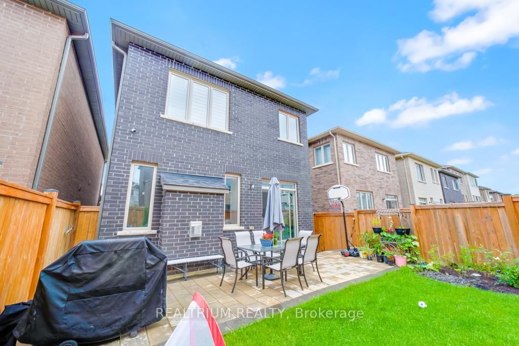 64 Falconridge Terr