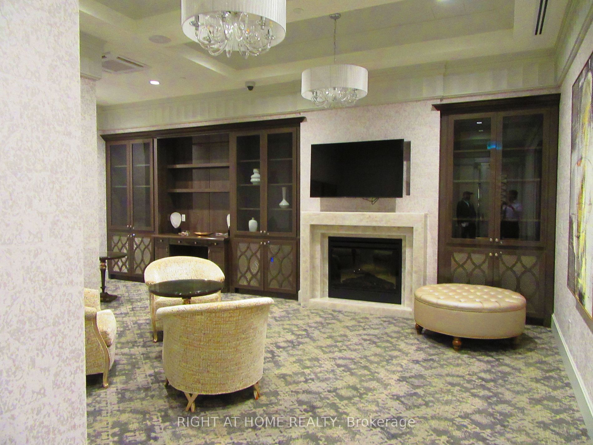 9075 Jane Street, #102