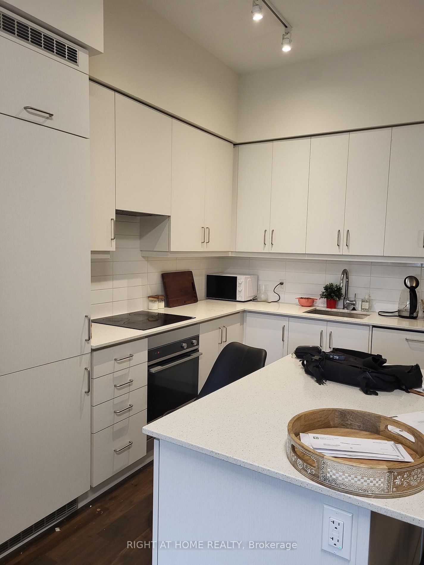 9075 Jane Street, #102