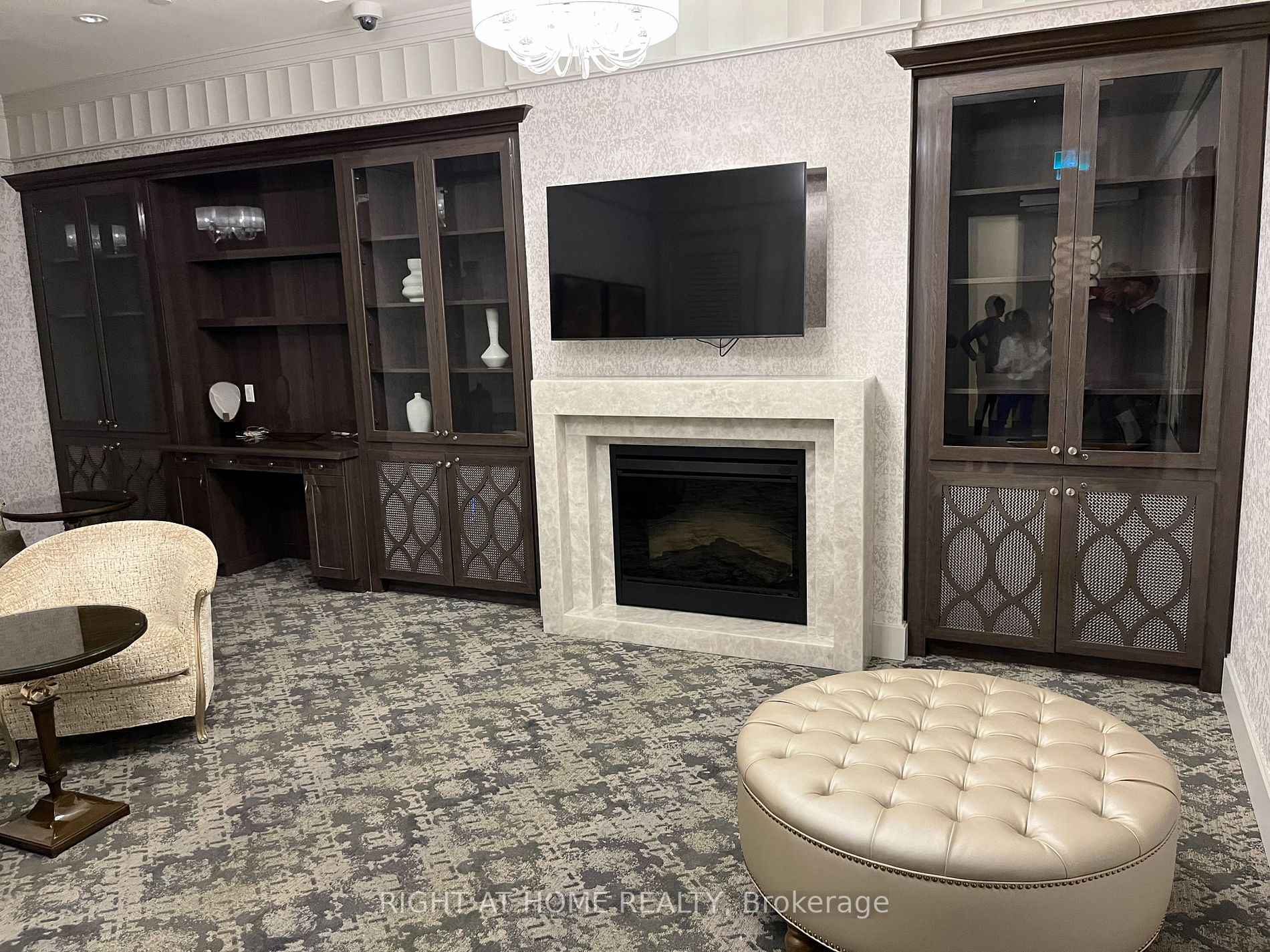 9075 Jane Street, #102