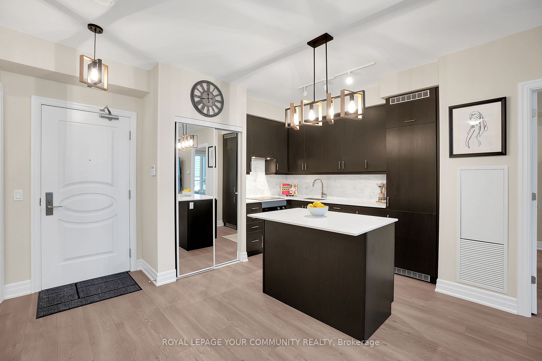 9085 Jane Street, #522