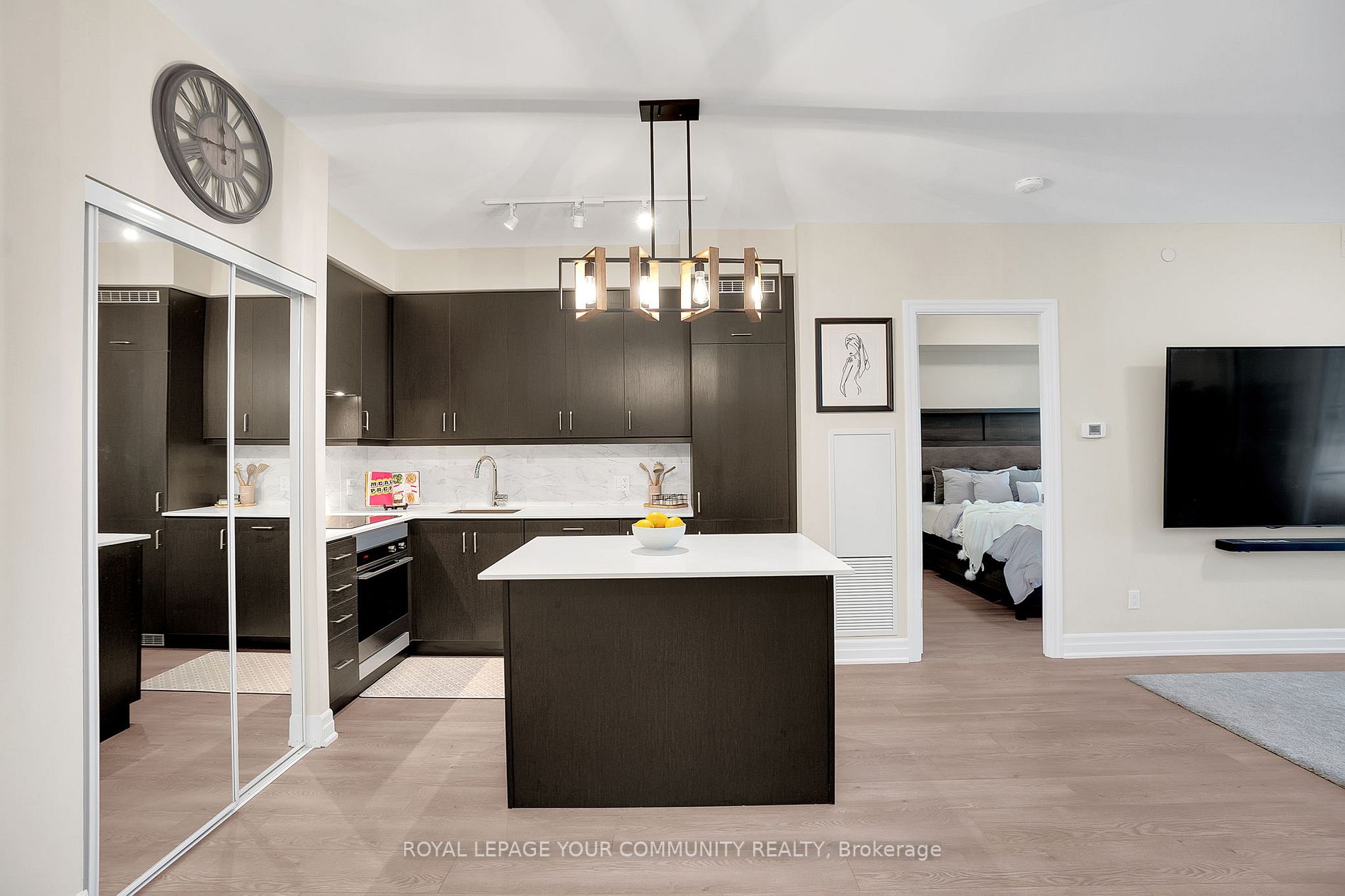 9085 Jane Street, #522