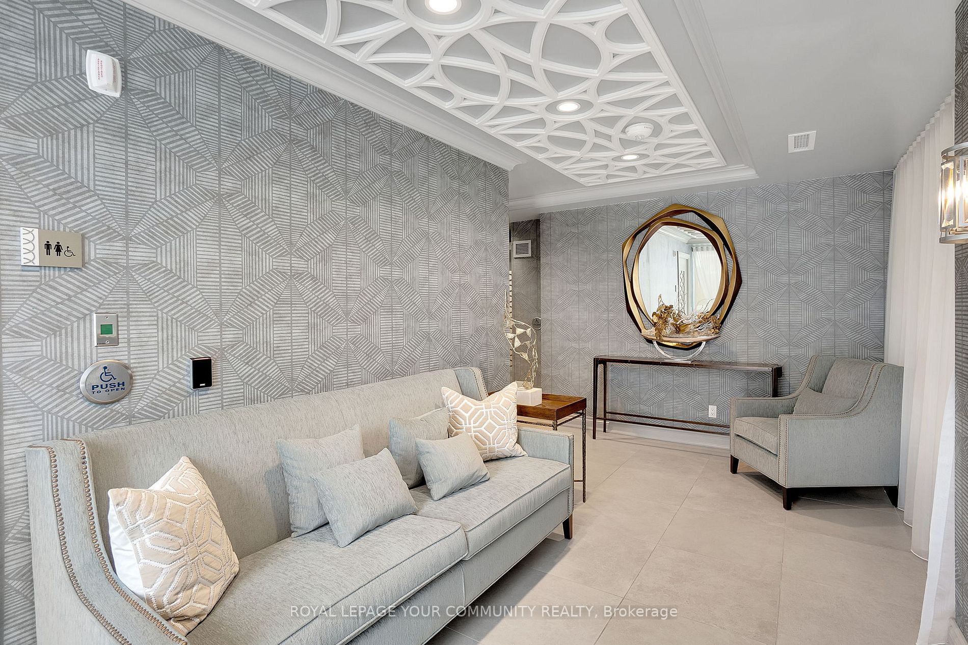 9085 Jane Street, #522