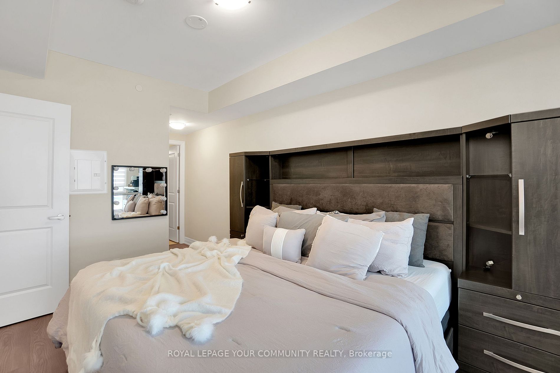 9085 Jane Street, #522
