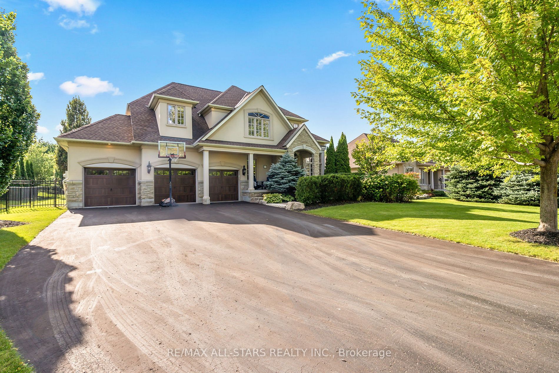 47 Country Club Cres