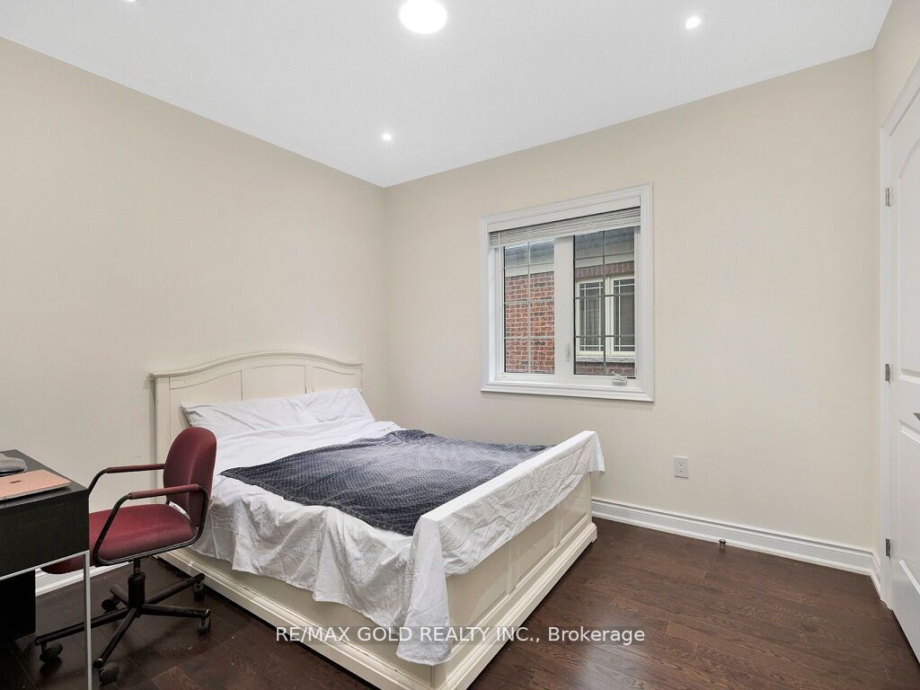 45 Ross Vennare Crescent