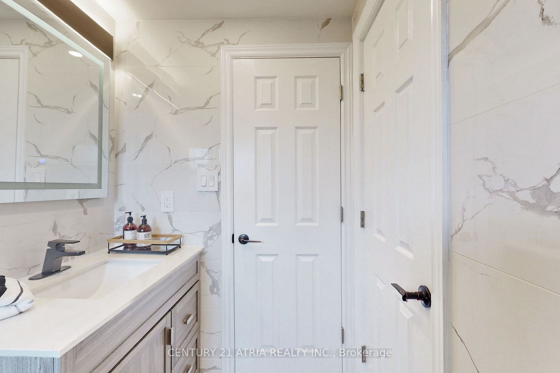 132 kersey Crescent, #upper