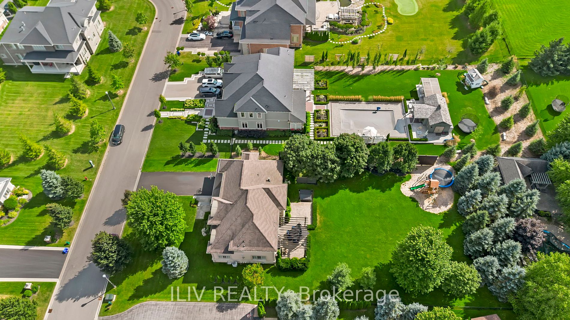 41 Country Club Cres