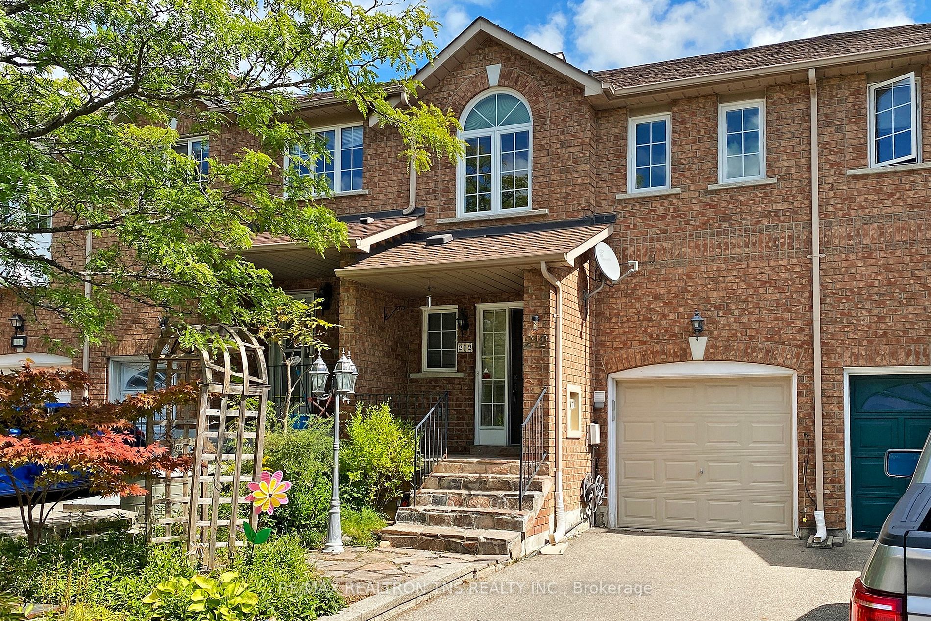 212 Kimono Cres