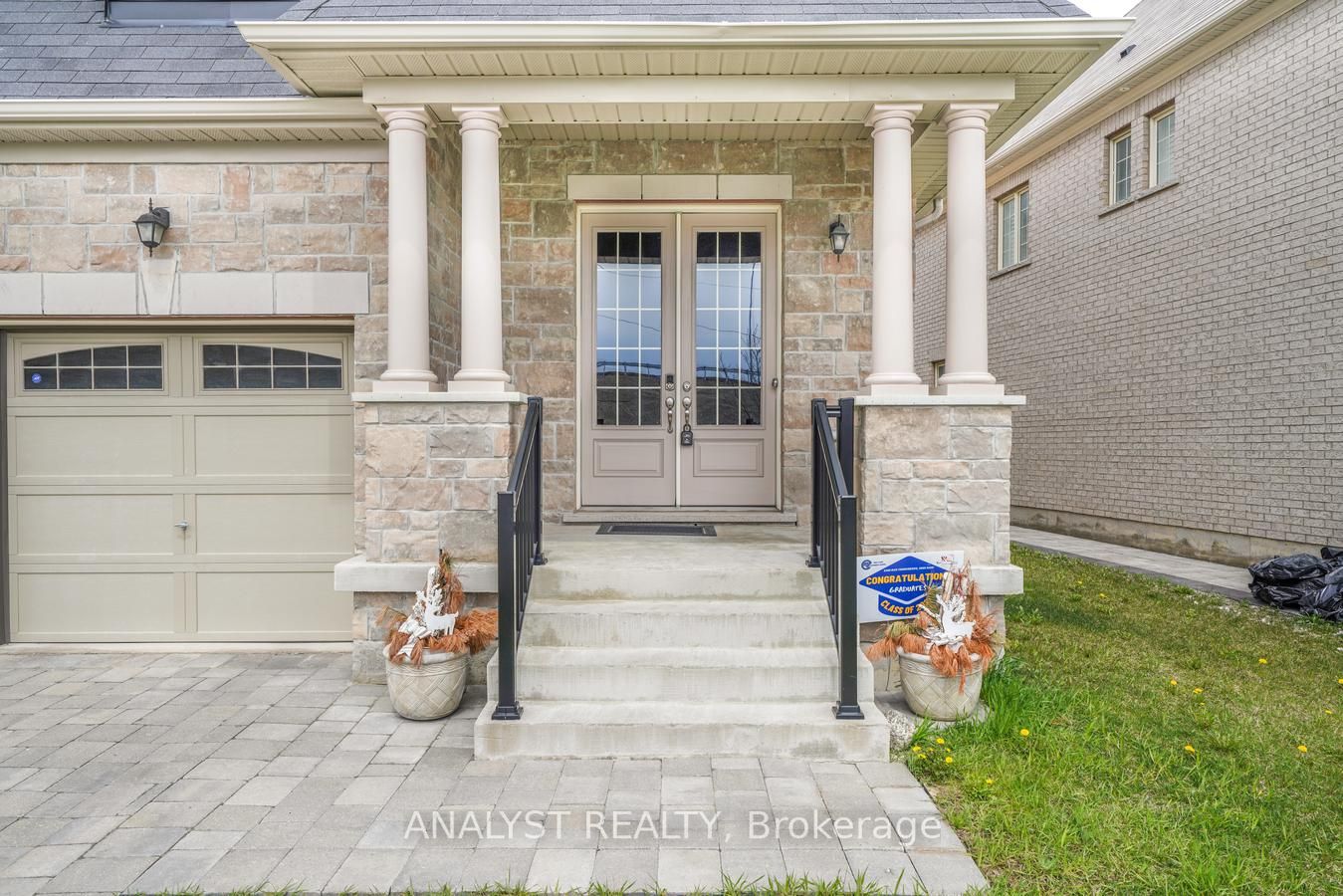 155 Ross Vennare Crescent