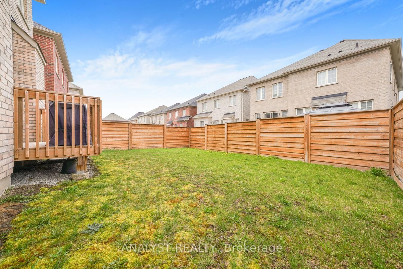 155 Ross Vennare Crescent