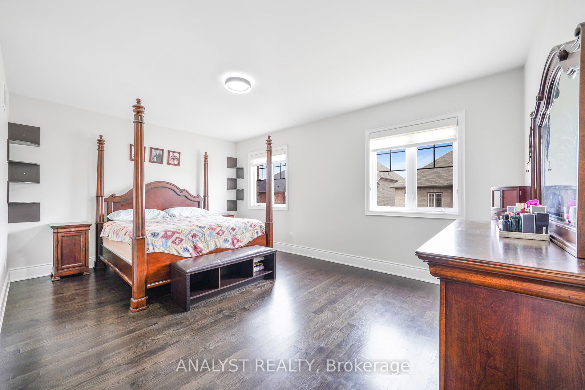 155 Ross Vennare Crescent