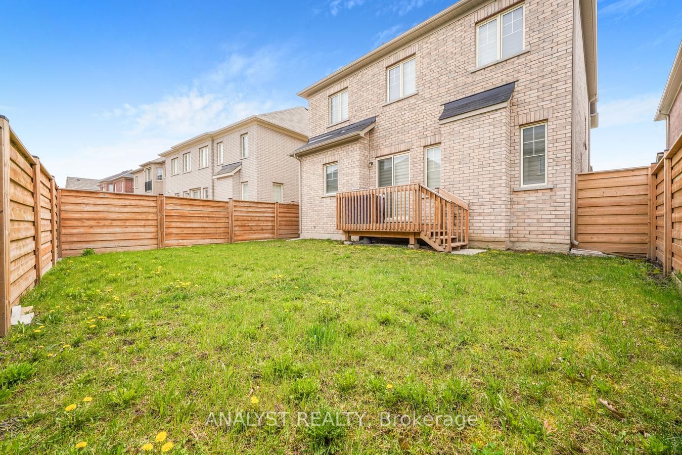 155 Ross Vennare Crescent