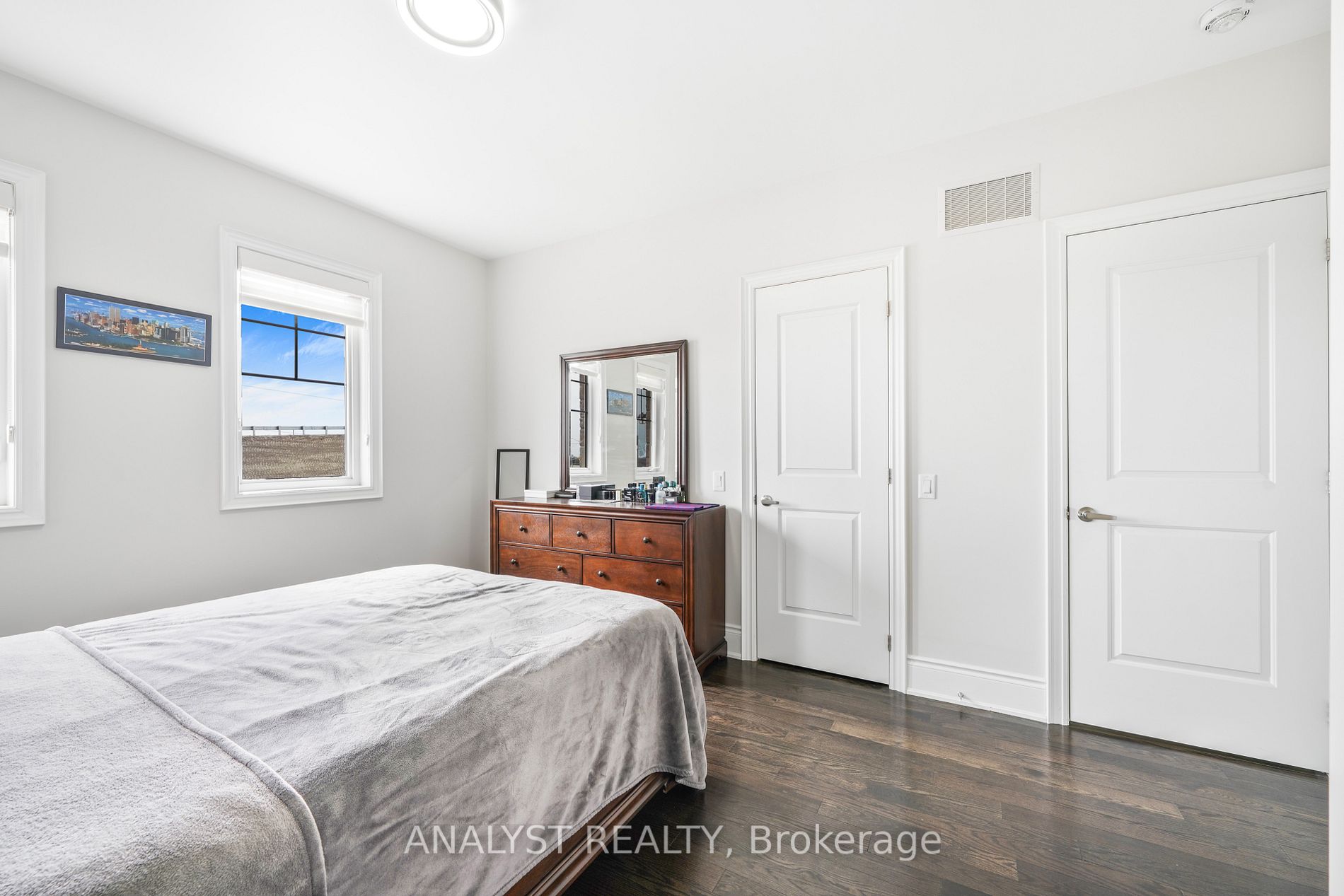 155 Ross Vennare Crescent