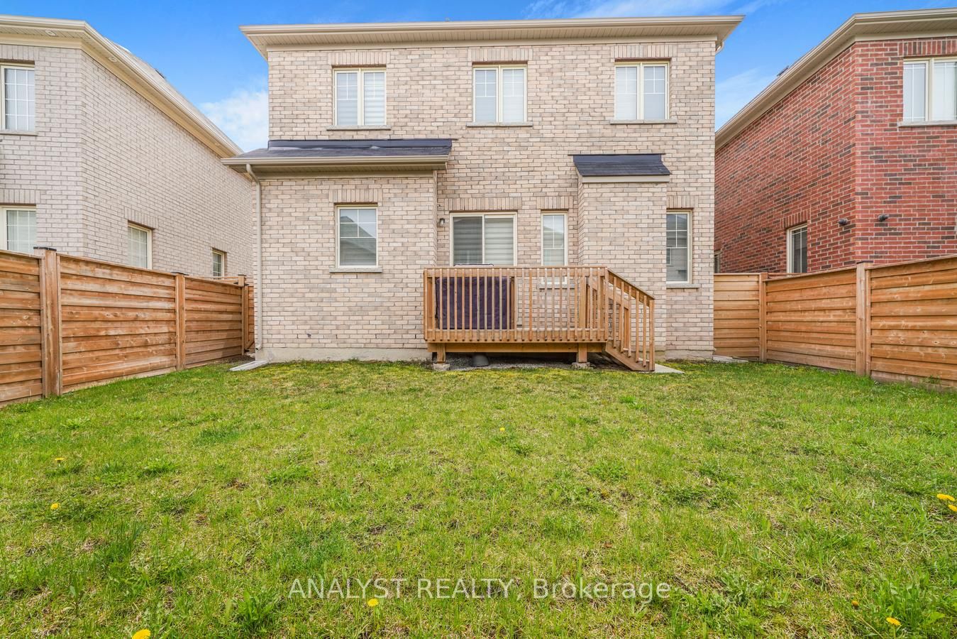 155 Ross Vennare Crescent