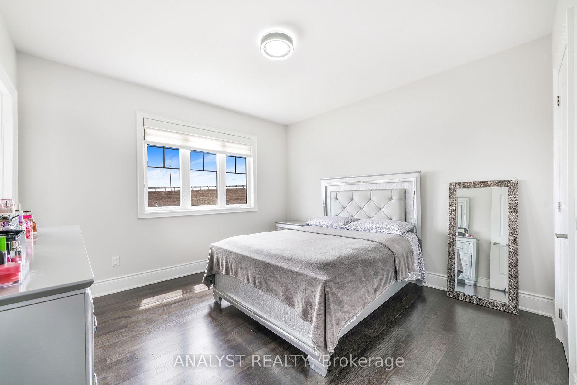 155 Ross Vennare Crescent