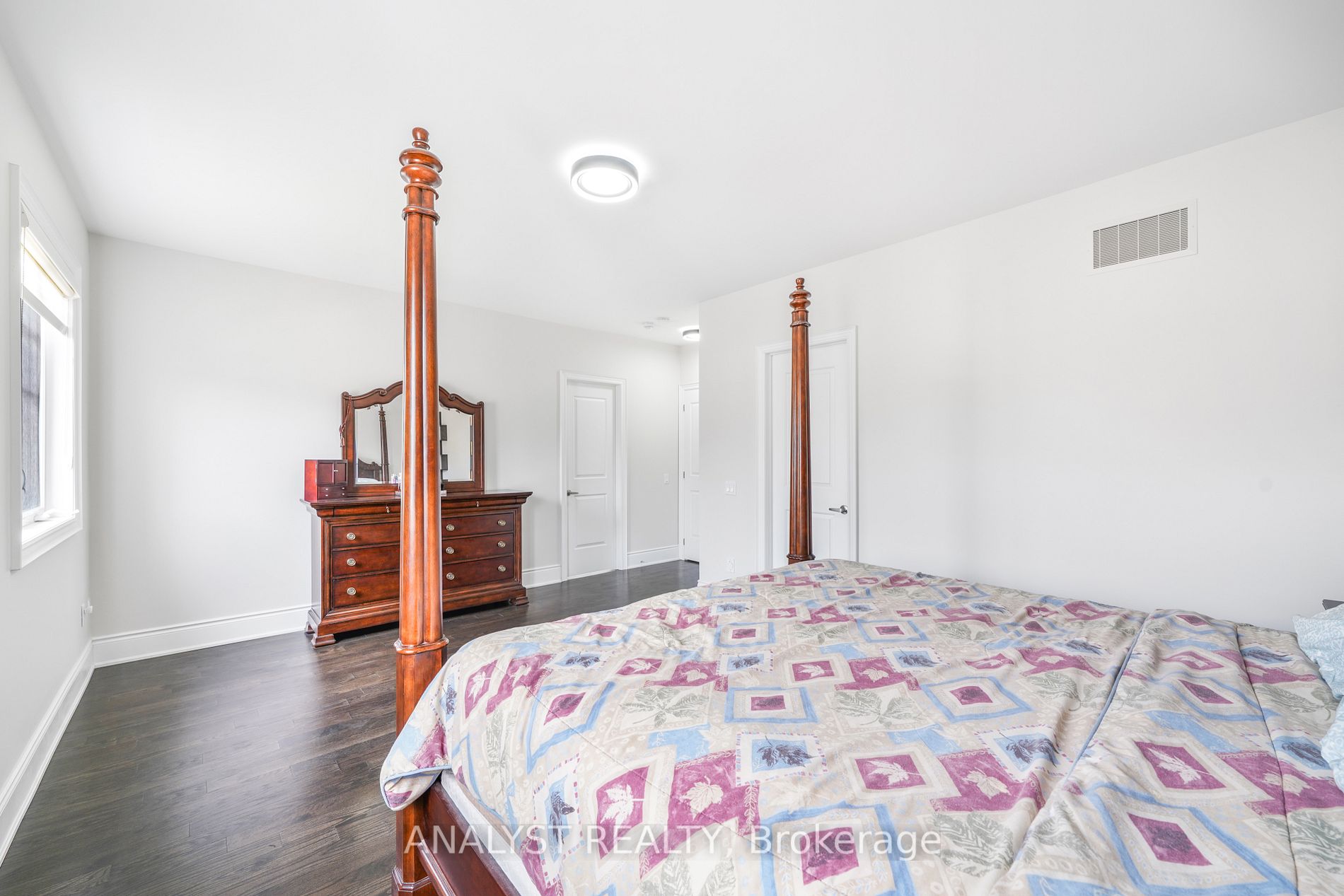 155 Ross Vennare Crescent