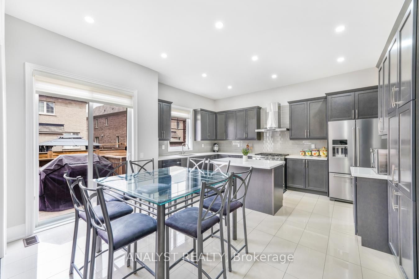 155 Ross Vennare Crescent