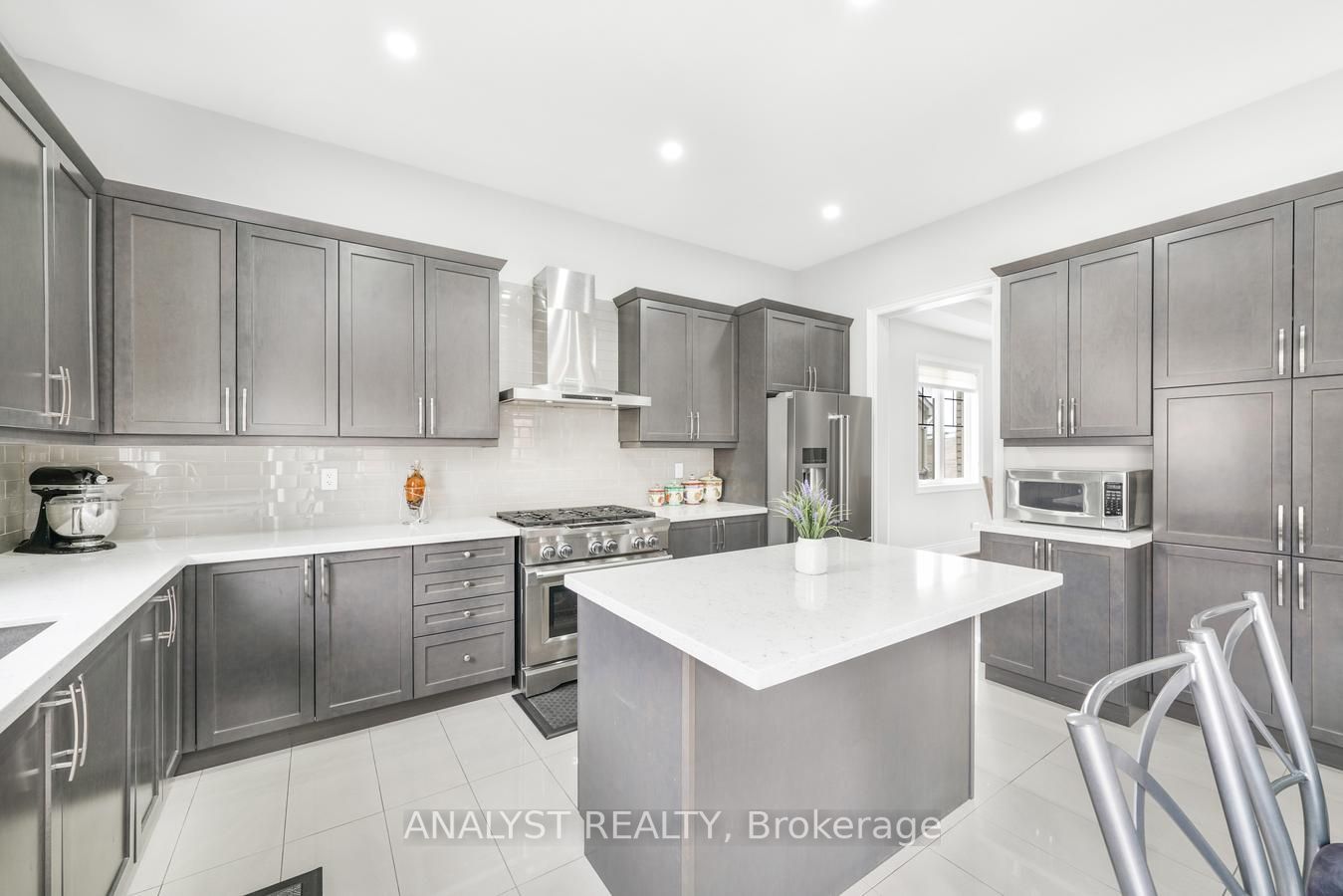 155 Ross Vennare Crescent