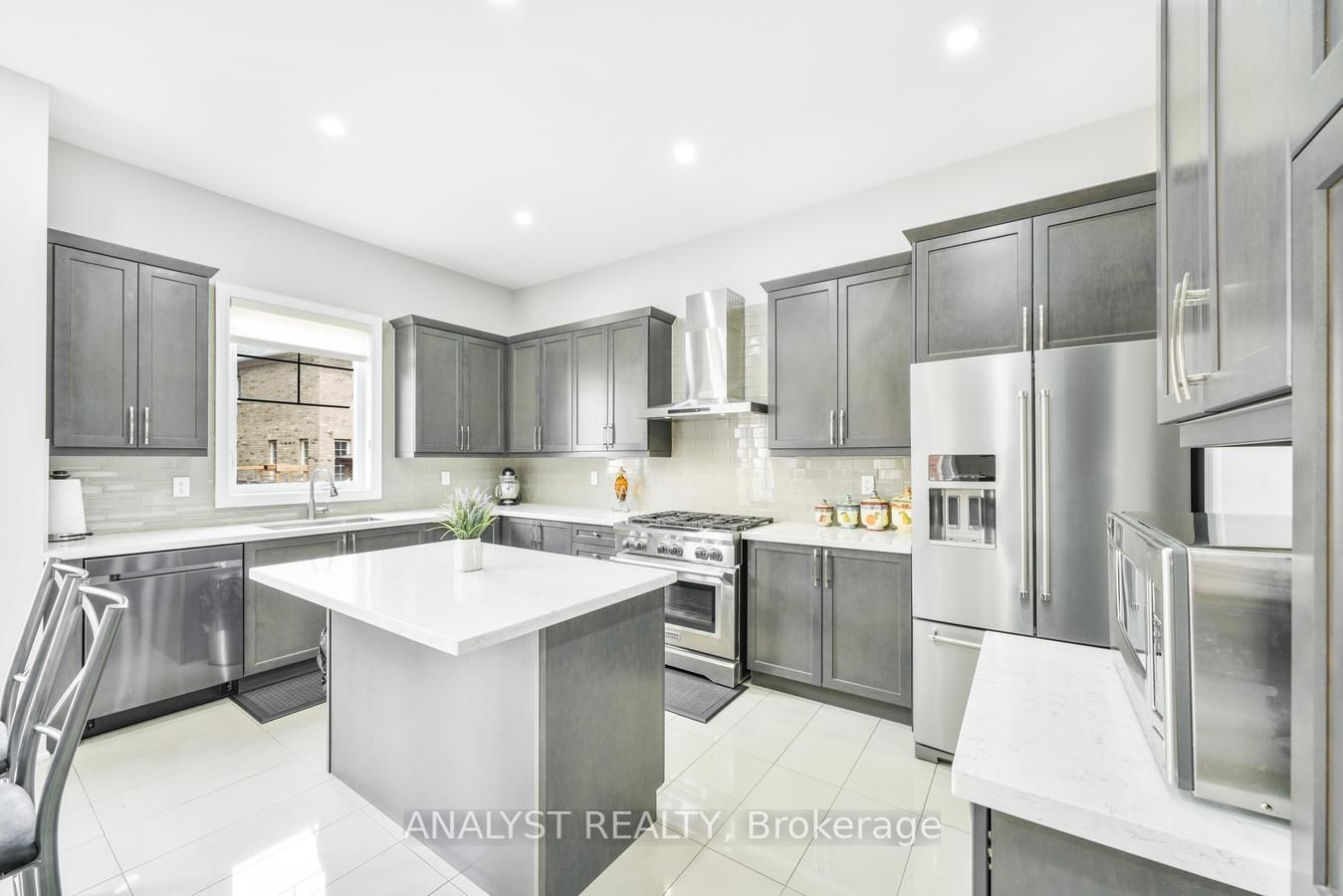 155 Ross Vennare Crescent