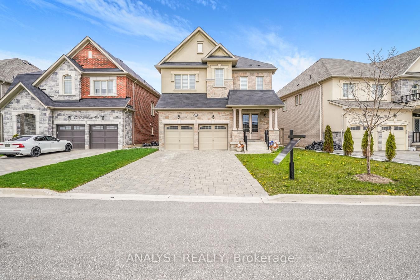 155 Ross Vennare Crescent