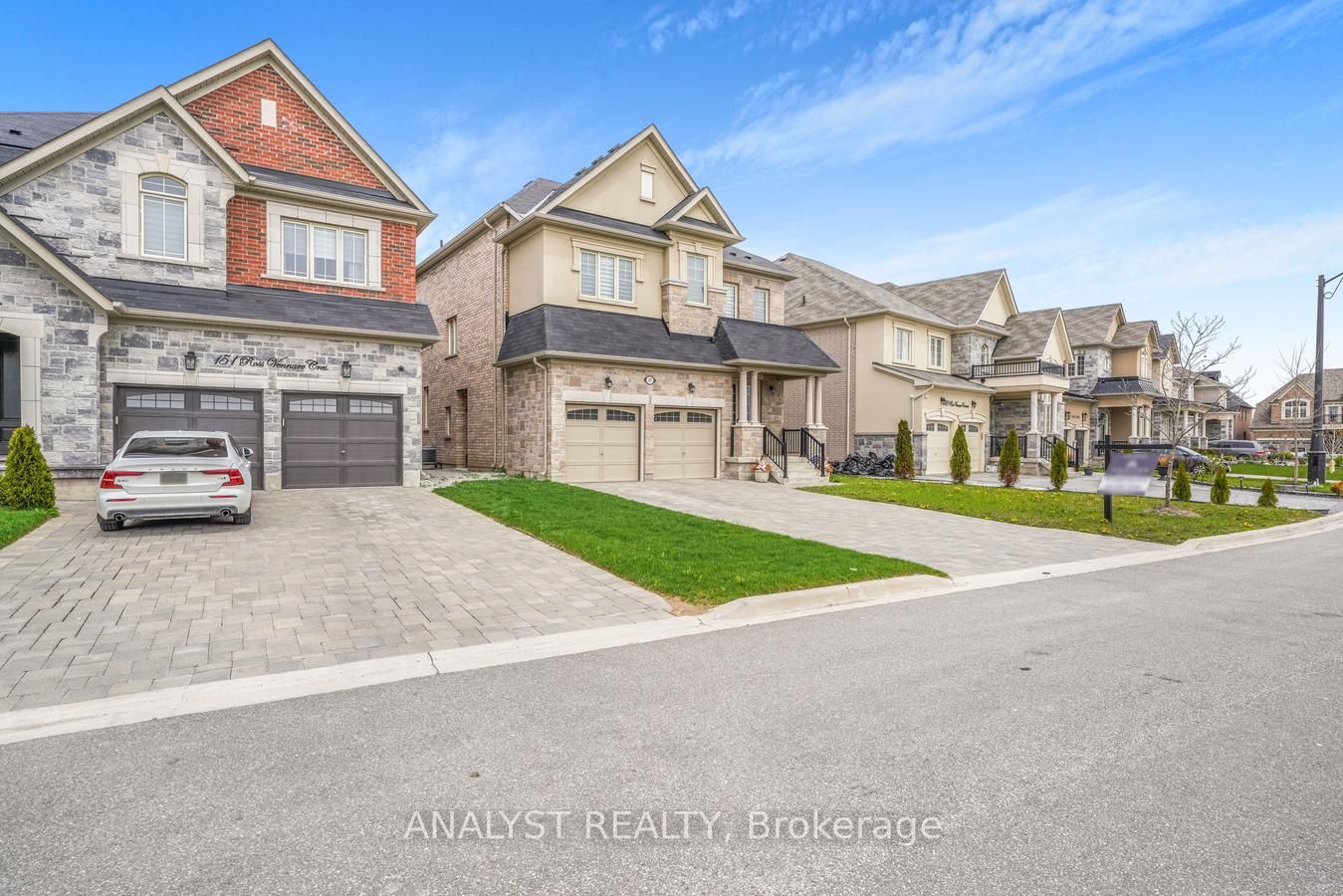 155 Ross Vennare Crescent