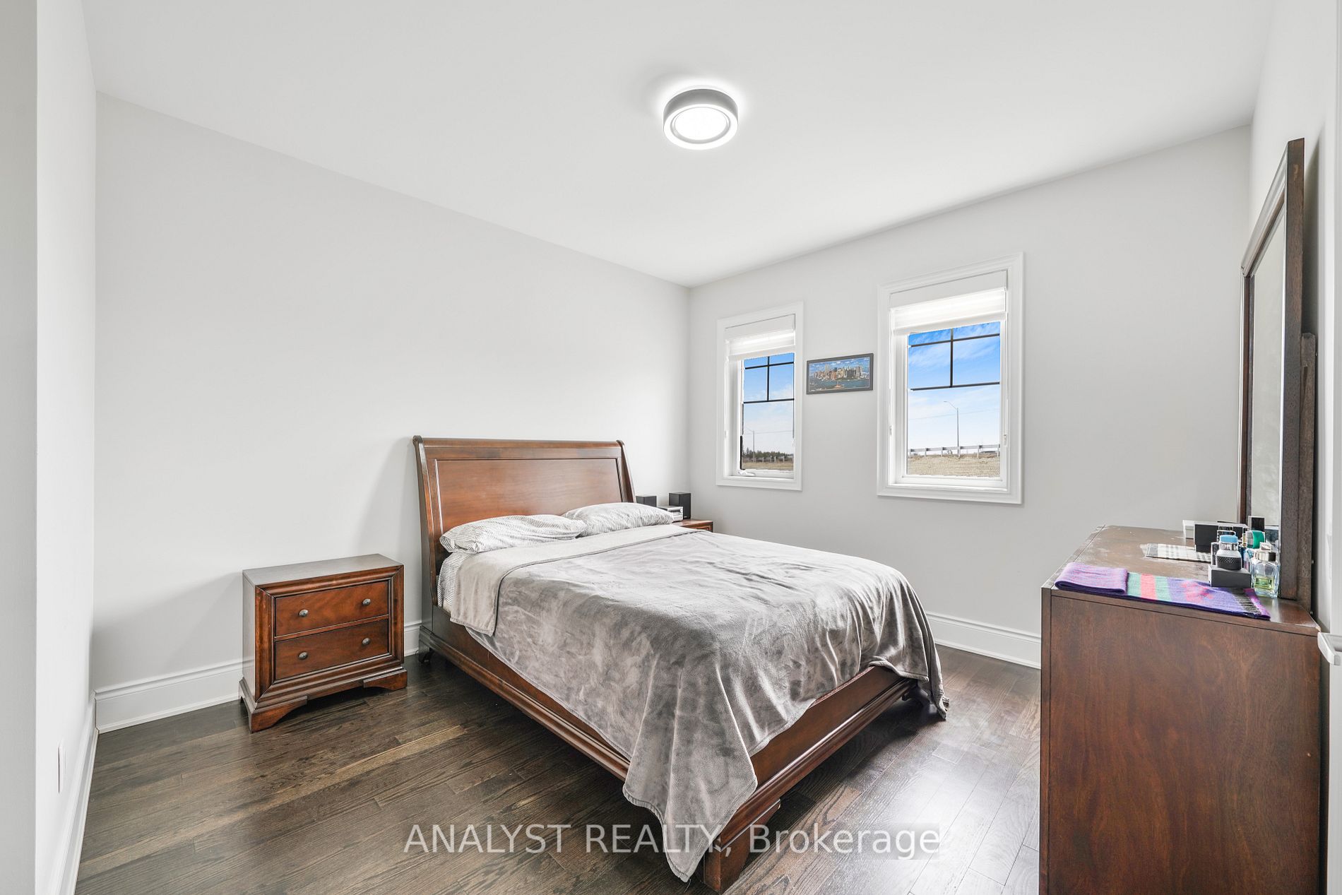 155 Ross Vennare Crescent