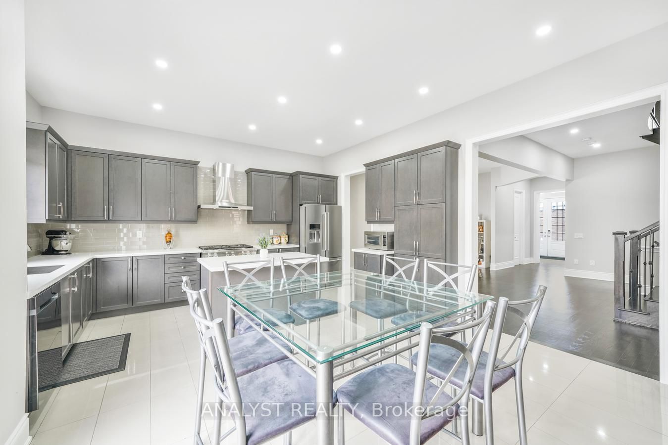 155 Ross Vennare Crescent