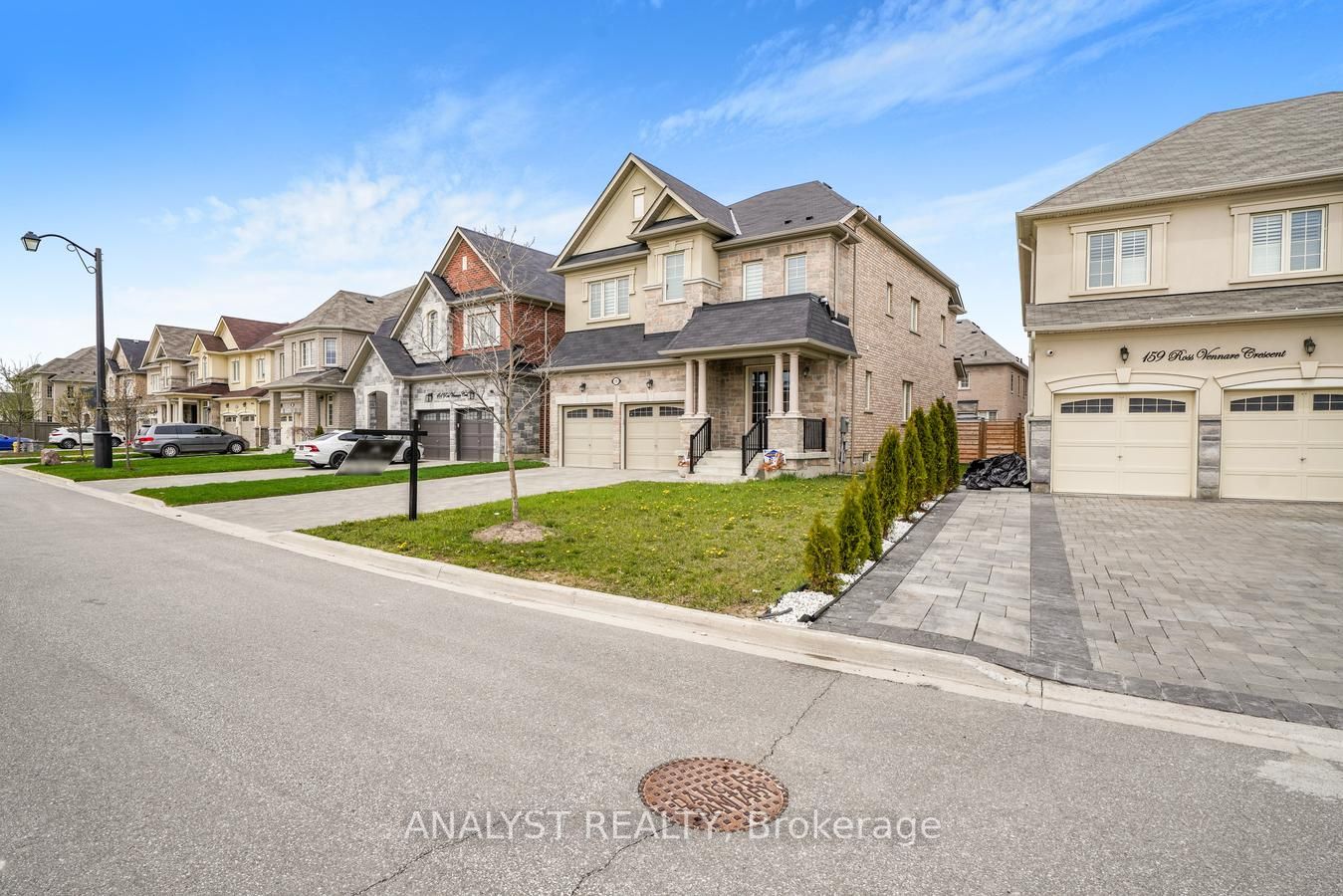 155 Ross Vennare Crescent