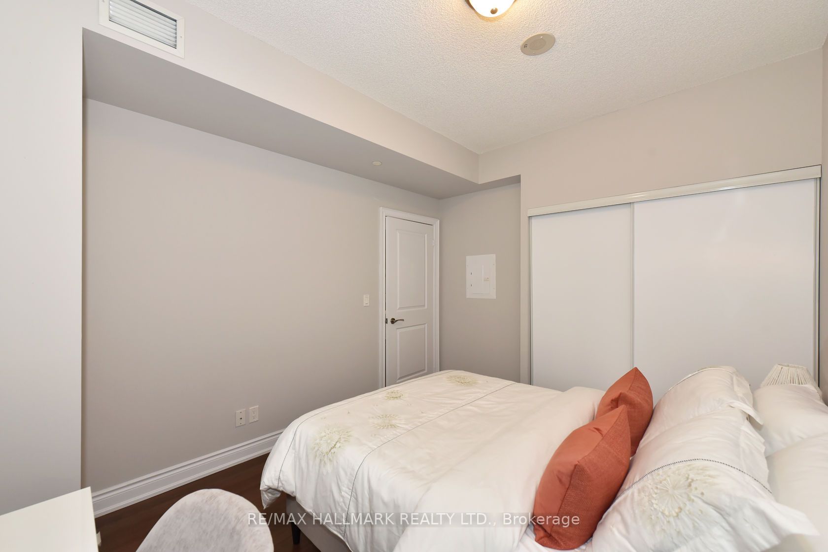 99 South Town Centre Blvd, #802