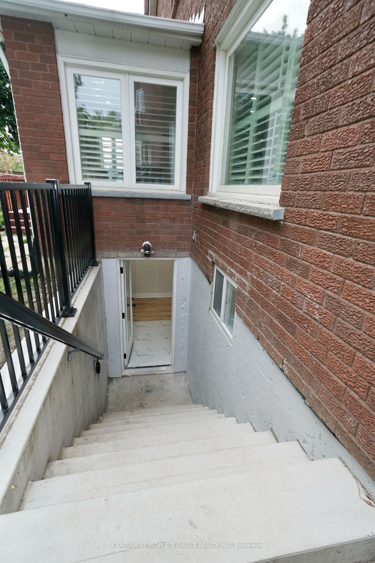 35 Hewlett Cres, #Bsmt
